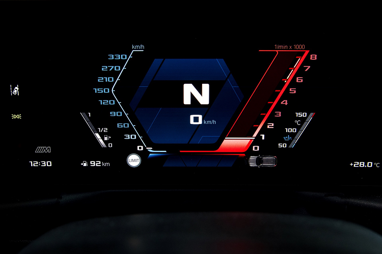 M2 thế hệ thứ hai ưu tiên tùy chỉnh trải nghiệm lái làm trang bị tiêu chuẩn. Hộp số tự động cung cấp ba chế độ khác nhau, trong khi chế độ lái Servotronic tiêu chuẩn và có thể được chuyển đổi giữa Comfort và Sport.