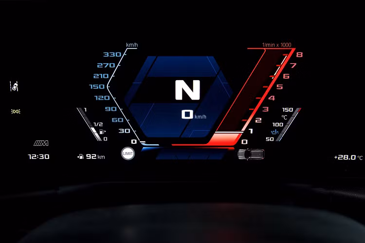 M2 thế hệ thứ hai ưu tiên tùy chỉnh trải nghiệm lái làm trang bị tiêu chuẩn. Hộp số tự động cung cấp ba chế độ khác nhau, trong khi chế độ lái Servotronic tiêu chuẩn và có thể được chuyển đổi giữa Comfort và Sport.