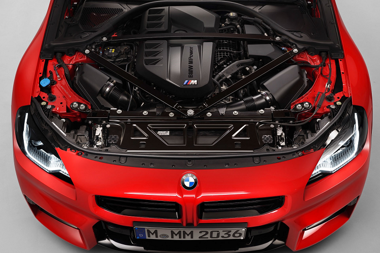 Tất nhiên, mặc dù thiết kế có thể là một chút OTT, nhưng rất nhiều chức năng của nó. Các cửa hút phía trước được cho là tối ưu hóa để làm mát hệ thống truyền lực và phanh. Sân đỗ phía sau, kết hợp với cánh lướt gió, tạo ra lực xuống thực sự cho trục sau. Ngoài ra còn có một mái nhà bằng sợi carbon tùy chọn, trong khi các tấm chắn bùn cơ bắp cho phép đường đi rộng hơn so với xe tiêu chuẩn.