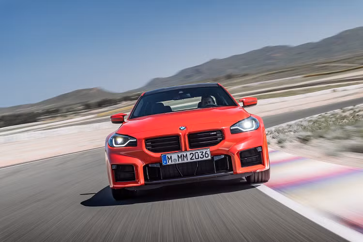 Mẫu xe được trang bị bộ mâm hợp kim nhẹ M 19 inch ở bánh trước cùng lốp 275/35 ZR19 và 20 inch với lốp 285/30 ZR20 ở phía sau. Thiết kế 5 chấu kép được hoàn thiện với màu đen tuyền theo tiêu chuẩn hoặc có thể được lựa chọn một trong hai màu.