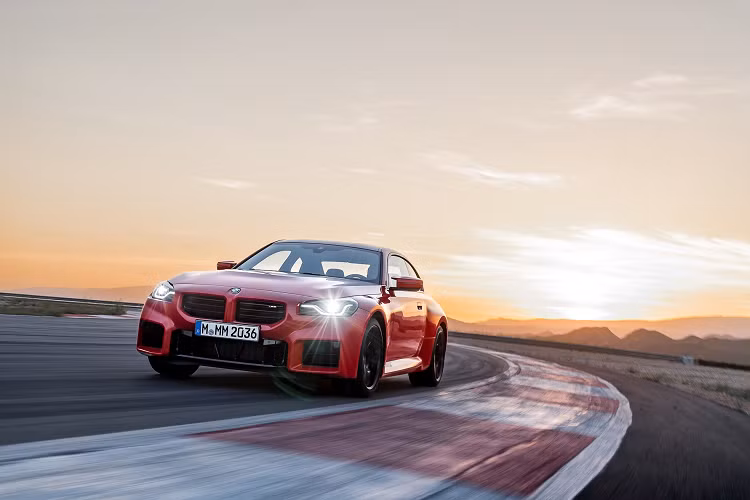 Đối với M2 thế hệ mới, BMW M2 2023 vẫn giữ nguyên động cơ 6 xi-lanh thẳng hàng 3.0 lít, không giảm dung tích và cũng không có hỗ trợ hybrid. Động cơ tăng áp S58 TwinPower phát triển công suất 453 mã lực tại 6.250 vòng/phút và mô-men xoắn 550 Nm được cung cấp trong khoảng 2.650–5.870 vòng/phút, trong khi redline là 7.200 vòng/phút.