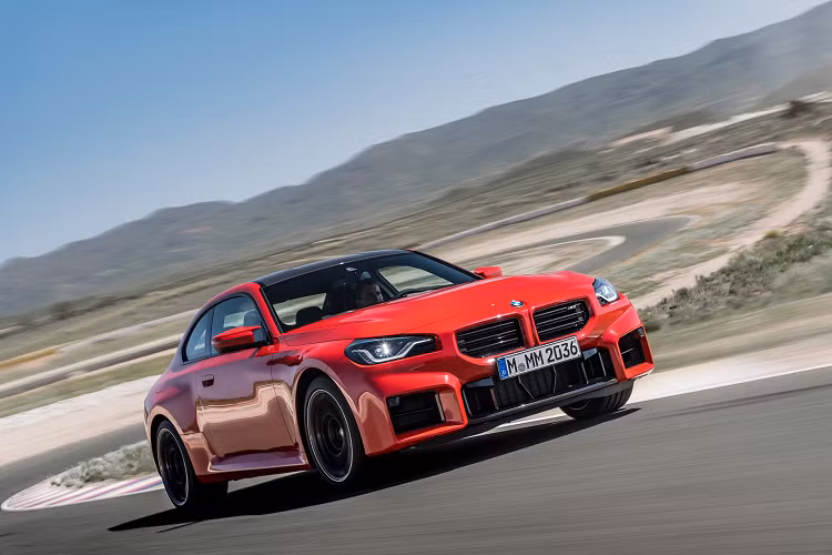 Về kích thước tổng thể, mẫu xe có chiều dài 4.580 mm, chiều rộng 1.887 mm và chiều cao 1.402 mm. Mẫu xe rộng hơn 2-Series Coupe tiêu chuẩn khoảng 50mm và dài hơn 104 mm so với phiên bản tiền nhiệm, rộng hơn 33 mm và thấp hơn 7,6 mm. Chiếc coupe thể thao có trọng lượng 1.730 kg với hộp số sàn hoặc 1.754 kg với hộp số tự động.