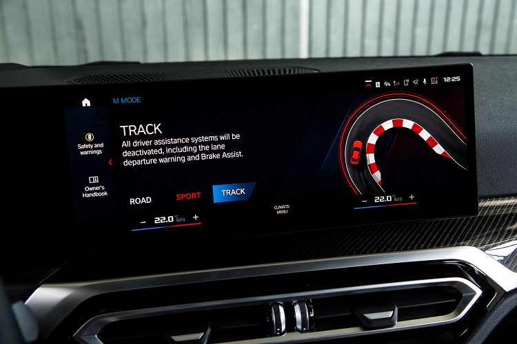 Hệ thống treo thích ứng điều khiển điện từ được trang bị tiêu chuẩn, với hệ thống treo là một thông số khác có thể được thay đổi trong cài đặt. Chức năng DSC đã được tích hợp trong chính hệ thống quản lý động cơ thay vì là một đơn vị riêng biệt. Trong khi đó, người dùng có thể điều chỉnh cảm giác phanh theo ý muốn, tất cả đều có trong menu M Setup.