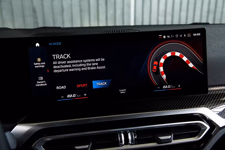 Hệ thống treo thích ứng điều khiển điện từ được trang bị tiêu chuẩn, với hệ thống treo là một thông số khác có thể được thay đổi trong cài đặt. Chức năng DSC đã được tích hợp trong chính hệ thống quản lý động cơ thay vì là một đơn vị riêng biệt. Trong khi đó, người dùng có thể điều chỉnh cảm giác phanh theo ý muốn, tất cả đều có trong menu M Setup.