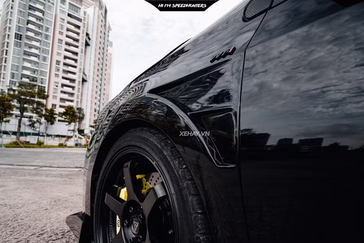 Ở phía sau, Toyota Corolla Altis tuy được thiết kế lại khá đơn giản nhưng khi nhìn tổng thể lại hài hoà, tình tế. Hệ thống ống xả trên xe cũng đã được độ lại toàn bộ nhằm mang đến âm thanh uy lực hơn và giúp cho việc tăng công suất xe được tốt hơn.