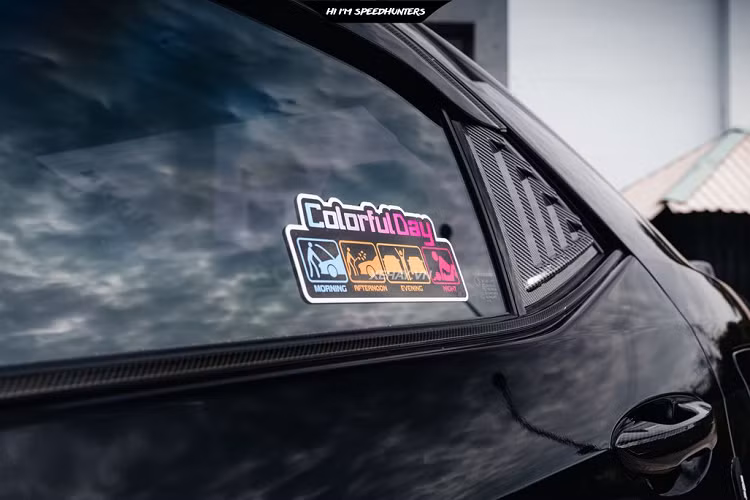 Nhìn ngang hông xe, chiếc Toyota Corolla Altis này còn được bổ sung thêm khe hút gió trên chắn bùn trước, vừa để tăng thêm vẻ thể thao vừa giúp cho xe thoát khí tốt hơn. Toyota Corolla Altis được trang bi bộ mâm đa cháu màu đen, đi kèm cùm phanh Breambo hiệu năng cao với đĩa được khoét lỗ.