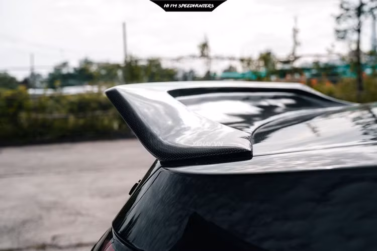 Ngoài ra, chiếc Toyota Corolla Altis này còn được trang bị thêm cả thanh gá nóc, chắn gió mang phong cách Thái Lan. Về phần động cơ, được biết chủ xe có tinh chỉnh lại để tăng công suất và giúp xe chạy mạnh mẽ và êm ái hơn