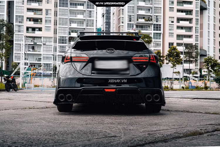 Phần hông và cản sau cũng đã được thiết kế lại, khác hẳn so với xe nguyên bản. Đèn pha cũng được độ lại dữ dằn hơn và được dán đen mờ cho phù hợp với cách tổng thể của xe.