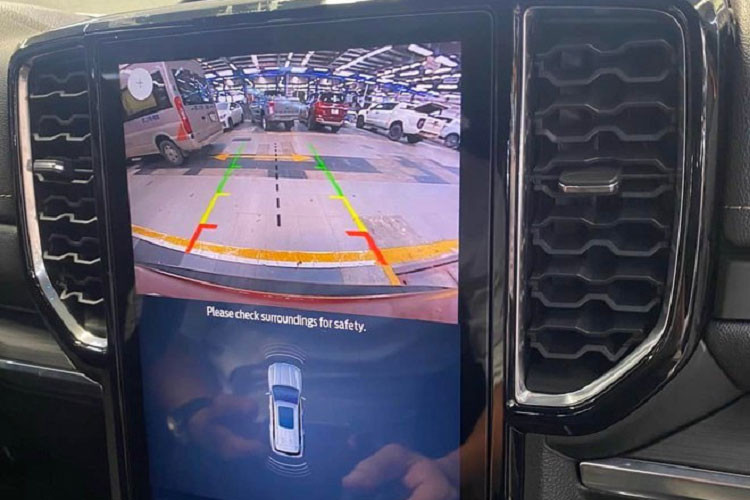 Ford Everest 2023 tại Việt Nam có hai tùy chọn động cơ, bản Everest Titanium+ được trang bị động cơ diesel 2.0L Bi-Turbo, công suất tối đa 207 mã lực tại 3.500 vòng/phút và mô-men xoắn cực đại 500 Nm tại 1.750 - 2.000 vòng/phút kết hợp hộp số tự động 10 cấp và hệ dẫn động 4 bánh.