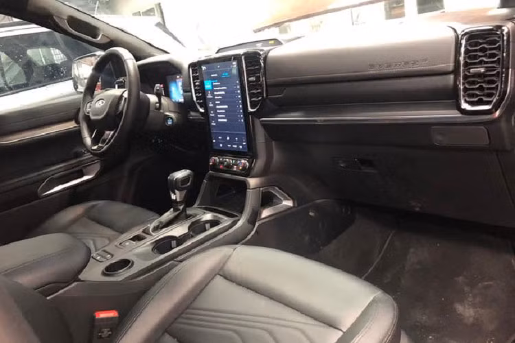 Nội thất của Everest mới được thiết kế lại hoàn toàn và bổ sung thêm nhiều trang bị hiện đại. Cụ thể, chiếc SUV 7 chỗ được cung cấp cụm đồng hồ kỹ thuật số 8 hoặc 12,4 inch (tuỳ phiên bản), sạc điện thoại thông minh không dây, cần số bọc da, phanh tay điện tử mới, đèn LED trang trí nội thất, cửa sổ trời toàn cảnh.