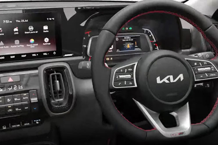 Bên trong xe, Kia Sonet X-Line 2023 cũng có một số thay đổi đáng chú ý như ghế và tappi cửa phối 2 màu xám - be mới. Trong khi đó, mặt táp-lô của xe tiếp tục được bọc màu đen. Trên vô lăng, ghế và tappi cửa còn có thêm chỉ khâu màu cam tương phản. Thay đổi còn lại của Kia Sonet X-Line 2023 là trần xe bọc màu đen mới.