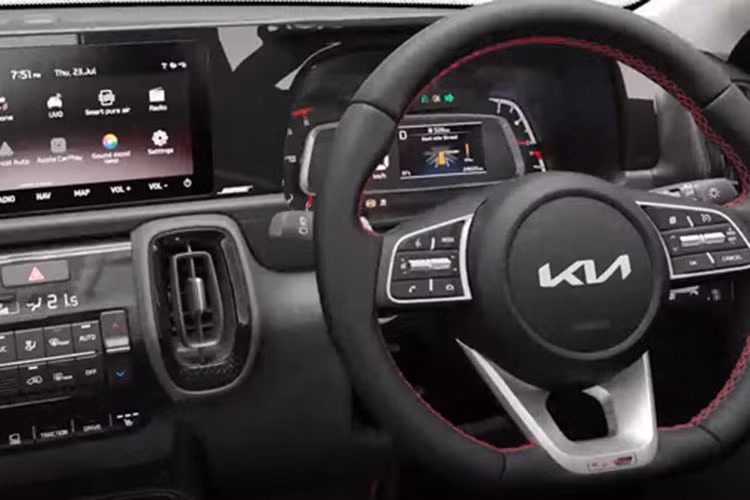 Bên trong xe, Kia Sonet X-Line 2023 cũng có một số thay đổi đáng chú ý như ghế và tappi cửa phối 2 màu xám - be mới. Trong khi đó, mặt táp-lô của xe tiếp tục được bọc màu đen. Trên vô lăng, ghế và tappi cửa còn có thêm chỉ khâu màu cam tương phản. Thay đổi còn lại của Kia Sonet X-Line 2023 là trần xe bọc màu đen mới.