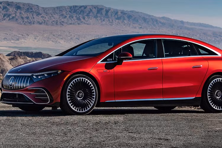 Mãi tới nay, Mercedes mới tiết lộ giá bán chính thức của mẫu xe điện Mercedes-AMG EQS hiệu suất cao tại Mỹ. Theo đó, Mercedes-AMG EQS tại xứ sở cờ hoa sẽ có giá bán khởi điểm từ 147.500 USD (khoảng 3,3 tỷ đồng), rẻ hơn khá nhiều so với xe ở thị trường Anh.