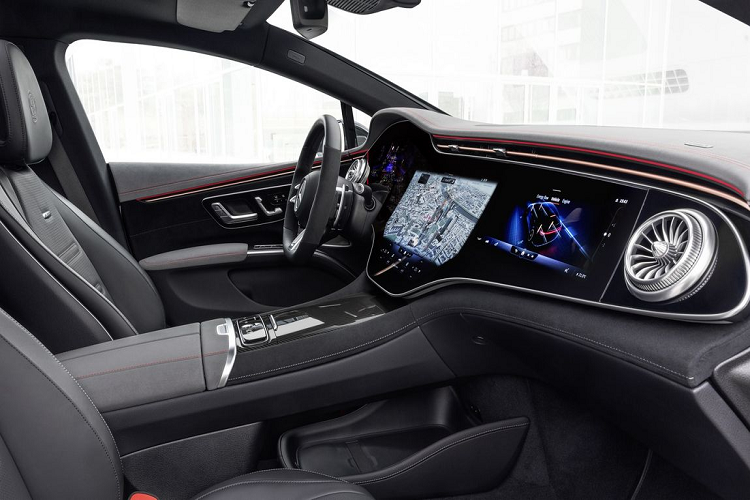 Về truyền động, Mercedes-AMG EQS 2022 mới được trang bị mô-tơ điện kép lắp đặt ở trục trước và sau, đi kèm hệ dẫn động 4 bánh toàn thời gian, sản sinh ra công suất tối đa 649 mã lực và momen xoắn cực đại 950 Nm. Sức mạnh này cho phép Mercedes-AMG EQS 53 có khả năng tăng tốc từ 0 - 100 km/h trong 3,8 giây, đạt vận tốc tối đa là 220 km/h.