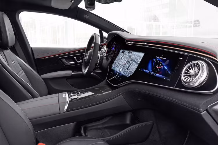 Về truyền động, Mercedes-AMG EQS 2022 mới được trang bị mô-tơ điện kép lắp đặt ở trục trước và sau, đi kèm hệ dẫn động 4 bánh toàn thời gian, sản sinh ra công suất tối đa 649 mã lực và momen xoắn cực đại 950 Nm. Sức mạnh này cho phép Mercedes-AMG EQS 53 có khả năng tăng tốc từ 0 - 100 km/h trong 3,8 giây, đạt vận tốc tối đa là 220 km/h.