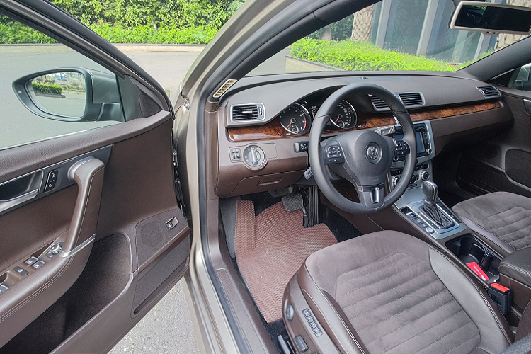 So với dòng sedan Passat, biến thể wagon 5 cửa này mang tính thực dụng cao để phù hợp với nhu cầu mua xe phục vụ cho gia đình. Ưu điểm lớn của xe là nhờ khoang phía sau được kéo dài hơn (không thay đổi chiều dài cơ sở - wheelbase) giúp tăng diện tích đáng kể và có thể gập lại gọn khi chở theo nhiều vật dụng.