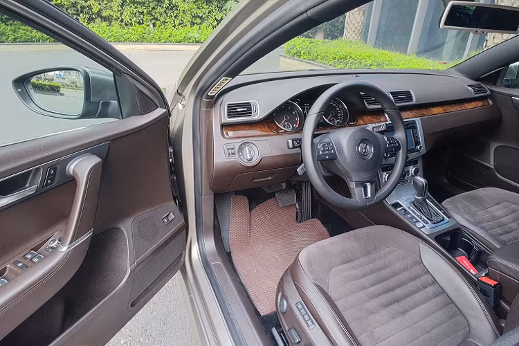 So với dòng sedan Passat, biến thể wagon 5 cửa này mang tính thực dụng cao để phù hợp với nhu cầu mua xe phục vụ cho gia đình. Ưu điểm lớn của xe là nhờ khoang phía sau được kéo dài hơn (không thay đổi chiều dài cơ sở - wheelbase) giúp tăng diện tích đáng kể và có thể gập lại gọn khi chở theo nhiều vật dụng.