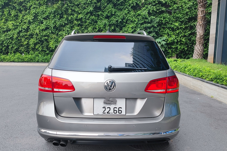 Volkswagen Passat Variant đời 2015 sở hữu nội thất 5 chỗ ngồi, đặc biệt là khoang hành lý cực kỳ rộng rãi, đáp ứng nhu cầu chở đồ cho cả gia đình, đủ để đựng 5-6 bộ túi đánh golf.