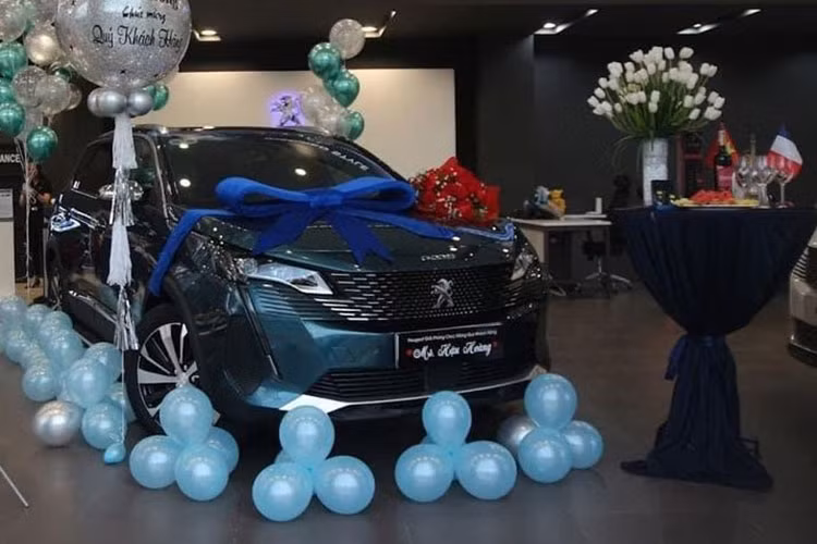 Được lắp ráp trong nước, Peugeot 5008 phiên bản nâng cấp đã ra mắt thị trường Việt Nam vào cuối năm ngoái. Ở phiên bản nâng cấp, mẫu SUV cỡ C này có một số thay đổi về thiết kế như lưới tản nhiệt không viền kiểu mới đi kèm các thanh nan nhỏ nằm ngang và mở rộng sang 2 bên tạo hiệu ứng 3D.