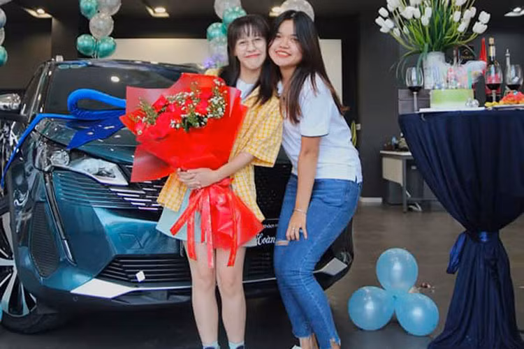 Trong khi đó, tại Việt Nam, mẫu SUV cỡ C này có 2 phiên bản là AL và GT. Giá xe Peugeot 5008 2022 tương ứng của 2 phiên bản này là 1,219 tỷ đồng và 1,319 tỷ đồng.