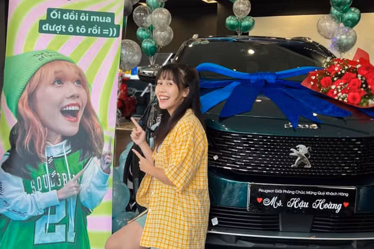 Sau khi nhận xe, Hậu Hoàng đã đăng ảnh chiếc xe mới của mình lên trang cá nhân. Rất nhiều bạn bè, người thân và người hâm mộ đã gửi những lời chúc mừng tới YouTuber trẻ tuổi này. Hiện chưa rõ chiếc Peugeot 5008 của Hậu Hoàng thuộc phiên bản nào.