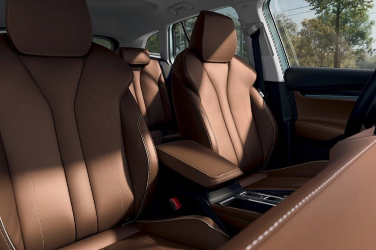 Đó là còn chưa kể đến màn hình hiển thị thông tin kính lái HUD của xe. Bên dưới màn hình trung tâm là 2 cửa gió điều hòa và một dãy phím cơ học để chỉnh các tính năng của xe. Dưới nữa là 2 cổng USB Type C, 2 ngăn đựng cốc và cụm điều khiển trung tâm gọn gàng vì xe dùng cần số điện tử với kích thước nhỏ. Bên cạnh đó là phanh tay điện tử và ngăn chứa đồ khá dài.