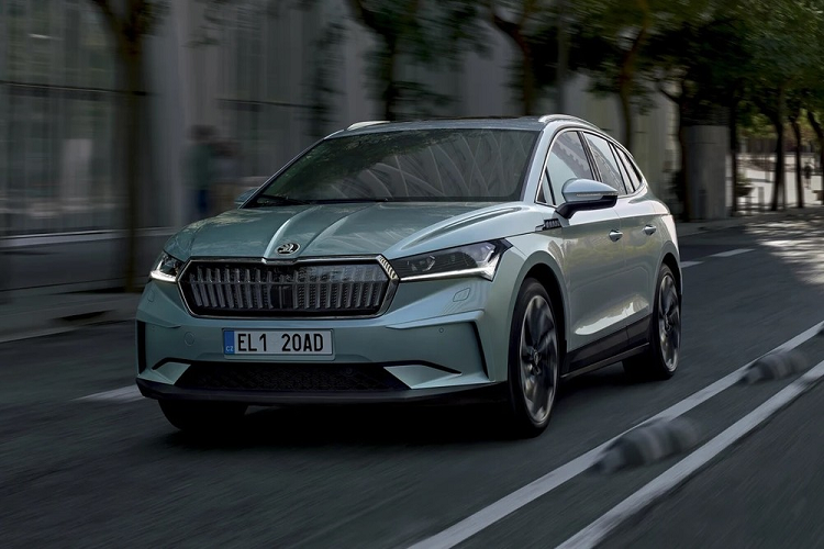 Enyaq iV chính là mẫu SUV thuần điện đầu tiên của thương hiệu Skoda. Ra mắt vào năm 2020, Enyaq iV cũng là mẫu xe Skoda đầu tiên được phát triển dựa trên cơ sở gầm bệ MEB của tập đoàn mẹ Volkswagen. Do đó, mẫu xe này có mối liên hệ gần gũi với ô tô điện Volkswagen ID.4. Được định vị trong phân khúc SUV cỡ C, Skoda Enyaq iV sở hữu chiều dài 4.649 mm, chiều rộng 1.879 mm, chiều cao 1.616 mm và chiều dài cơ sở 2.765 mm.