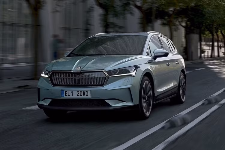 Enyaq iV chính là mẫu SUV thuần điện đầu tiên của thương hiệu Skoda. Ra mắt vào năm 2020, Enyaq iV cũng là mẫu xe Skoda đầu tiên được phát triển dựa trên cơ sở gầm bệ MEB của tập đoàn mẹ Volkswagen. Do đó, mẫu xe này có mối liên hệ gần gũi với ô tô điện Volkswagen ID.4. Được định vị trong phân khúc SUV cỡ C, Skoda Enyaq iV sở hữu chiều dài 4.649 mm, chiều rộng 1.879 mm, chiều cao 1.616 mm và chiều dài cơ sở 2.765 mm.