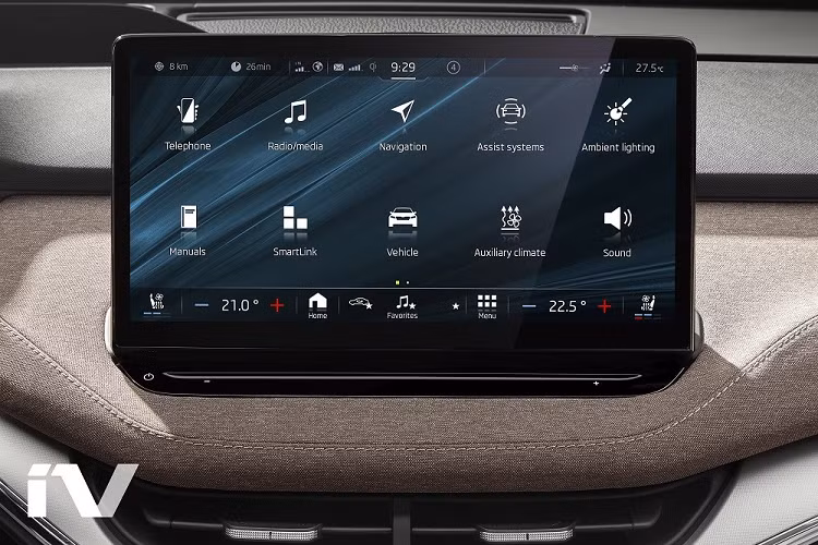 Chất liệu nỉ bọc nội thất còn gợi liên tưởng đến ghế sofa ở nhà, từ đó tạo cảm giác ấm cúng và thân thuộc hơn cho người ngồi trong xe. Bước vào bên trong mẫu xe này, người dùng sẽ bắt gặp vô lăng 2 chấu đặc trưng của thương hiệu Skoda, bảng đồng hồ kỹ thuật số Digital Cockpit 5,3 inch với 4 chế độ hiển thị (Basic, Navigation, Assist Systems và Goodbye View) cũng như màn hình cảm ứng trung tâm 13 inch đặt nổi trên mặt táp-lô.