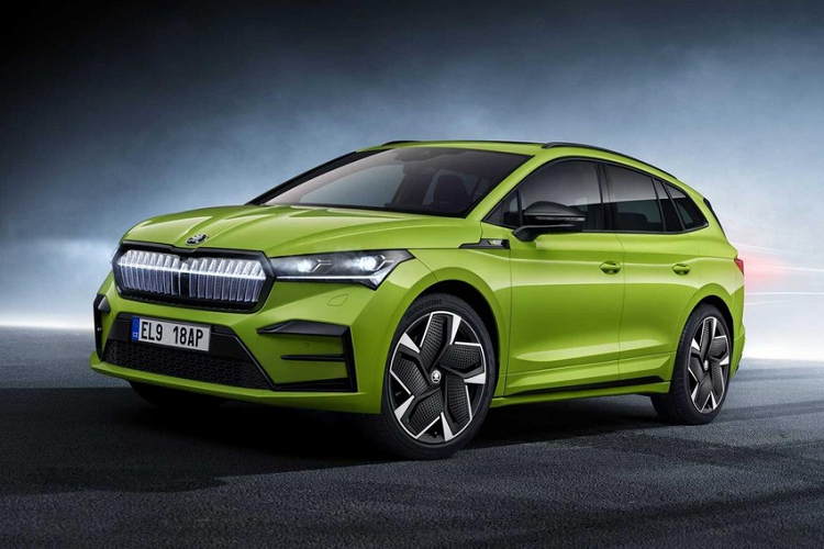 Điểm nhấn tiếp theo của Skoda Enyaq iV nằm ở phần nóc dốc về phía sau và đường gân dập nổi kéo dài từ chắn bùn trước đến đèn hậu. Thêm vào đó là khe gió màu đen sau chắn bùn trước và các bộ vành có đường kính từ 18 - 21 inch, tùy phiên bản. Đằng sau, Skoda Enyaq iV được trang bị cụm đèn hậu góc cạnh và sắc sảo, cánh gió mui tích hợp đèn phanh trên cao và cản sau dày dặn, khỏe khoắn.