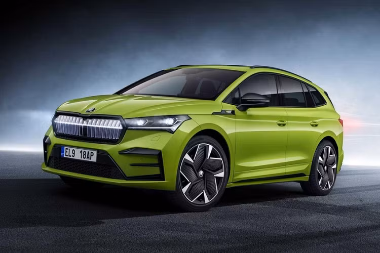 Điểm nhấn tiếp theo của Skoda Enyaq iV nằm ở phần nóc dốc về phía sau và đường gân dập nổi kéo dài từ chắn bùn trước đến đèn hậu. Thêm vào đó là khe gió màu đen sau chắn bùn trước và các bộ vành có đường kính từ 18 - 21 inch, tùy phiên bản. Đằng sau, Skoda Enyaq iV được trang bị cụm đèn hậu góc cạnh và sắc sảo, cánh gió mui tích hợp đèn phanh trên cao và cản sau dày dặn, khỏe khoắn.