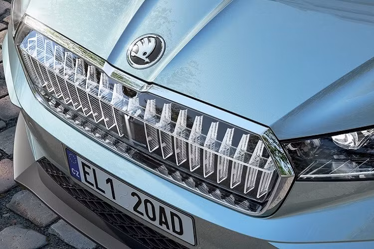 Không chỉ tiện nghi, nội thất của Skoda Enyaq iV còn khá thực dụng với ngăn chứa ô tích hợp trong 2 cửa trước, bàn gấp sau lưng ghế trước, ngăn chứa đồ dưới sàn khoang hành lý, lưới cố định đồ và móc treo túi trong cốp. Riêng Skoda Enyaq iV bản Sportline sẽ được trang bị nội thất màu đen với đèn viền màu đỏ tương phản ở mặt táp-lô, tapi cửa và dưới cụm điều khiển trung tâm. Ngoài ra, xe còn dùng vô lăng 3 chấu thay vì 2 chấu như bản thường và ghế bọc da pha Alcantara.