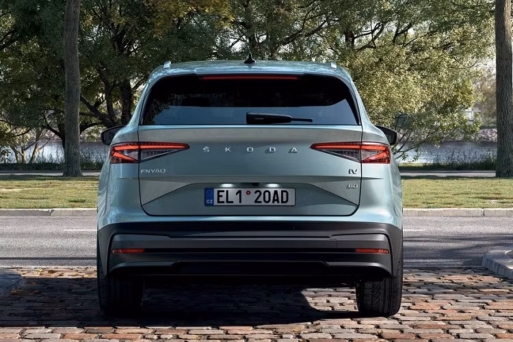 Như vậy, mẫu xe này có kích thước về cơ bản là giống người anh em Skoda Kodiaq. Tuy nhiên, so với Kodiaq, Skoda Enyaq iV sở hữu thiết kế mượt mà và khí động lực học hơn. Tương tự những mẫu xe cùng thương hiệu Skoda, Enyaq iV được thiết kế theo phong cách khá cơ bắp. 