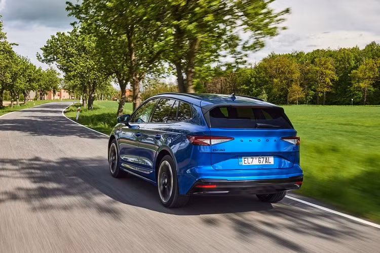 Tiếp đến là cụm đèn pha LED khá lớn vuốt về phía sau và tích hợp dải đèn LED định vị ban ngày. Ở bản cao cấp, xe sẽ được trang bị cả đèn pha LED ma trận. Trong khi đó, cản trước đi kèm hốc gió trung tâm hình thang, khe gió ở hai góc và cánh lướt gió nổi bật.