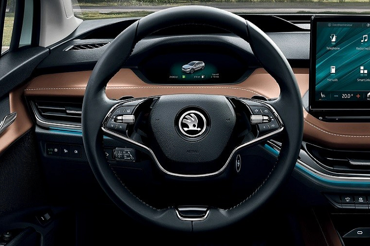 Ngoài ra, xe còn có đèn phản quang nằm vắt ngang trên cản sau và vành la-zăng mới với thiết kế khí động lực học. Bộ vành này có đường kính 20 inch hoặc 21 inch, tùy theo lựa chọn của khách hàng. Với chiều dài cơ sở lớn và nắp ca-pô ngắn nên Skoda Enyaq iV mang đến không gian nội thất 5 chỗ ngồi tương đối rộng rãi. Tùy phiên bản, Skoda Enyaq iV sẽ được trang bị nội thất bọc da hoặc nỉ.