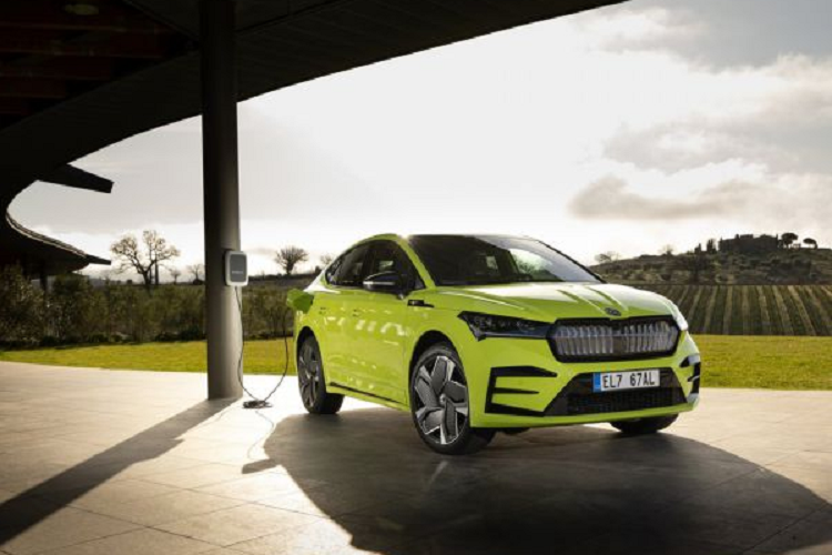 Trong đó, có không ít tính năng an toàn chủ động ADAS như phanh khẩn cấp tự động, cảnh báo va chạm với xe khác hoặc xe đạp khi mở cửa, hỗ trợ giữ làn đường, hỗ trợ chuyển làn đường, cảnh báo va chạm phía trước, hỗ trợ tránh va chạm với chướng ngại vật, hỗ trợ quay đầu và hỗ trợ lái trên cao tốc Travel Assist. Khi được kích hoạt, hệ thống Travel Assist sẽ tự động dừng/khởi động lại xe, giữ xe ở giữa làn đường hoặc hiển thị tình hình giao thông xung quanh cho người lái.