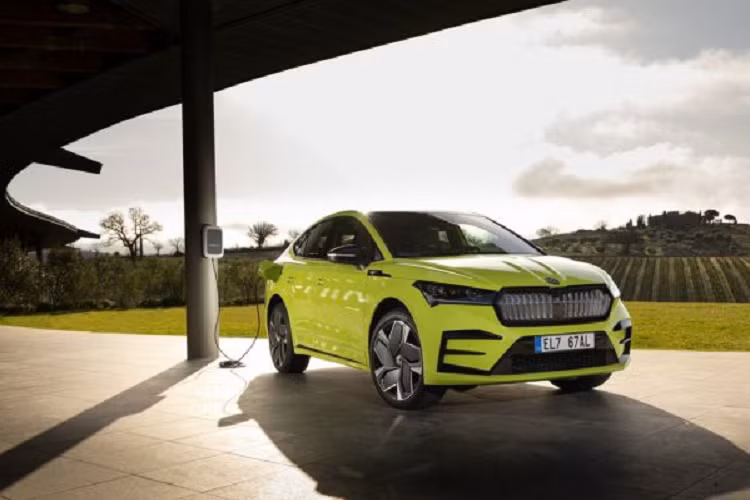 Trong đó, có không ít tính năng an toàn chủ động ADAS như phanh khẩn cấp tự động, cảnh báo va chạm với xe khác hoặc xe đạp khi mở cửa, hỗ trợ giữ làn đường, hỗ trợ chuyển làn đường, cảnh báo va chạm phía trước, hỗ trợ tránh va chạm với chướng ngại vật, hỗ trợ quay đầu và hỗ trợ lái trên cao tốc Travel Assist. Khi được kích hoạt, hệ thống Travel Assist sẽ tự động dừng/khởi động lại xe, giữ xe ở giữa làn đường hoặc hiển thị tình hình giao thông xung quanh cho người lái.