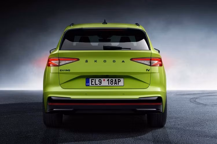 Tất cả những chi tiết này kết hợp lại giúp mẫu SUV thuần điện cỡ C này có hệ số lực cản không khí 0,27 Cd. Chưa hết, Skoda Enyaq iV còn có phiên bản với thiết kế thể thao hơn là Sportline. Ở bản Sportline, xe được bổ sung hốc gió trung tâm mới những chi tiết ngoại thất màu đen bóng như viền lưới tản nhiệt, viền hình chữ "C" bao quanh 2 khe gió, ốp gương chiếu hậu, viền cửa sổ, baga nóc hay các tem chữ nổi trên cửa cốp sau.