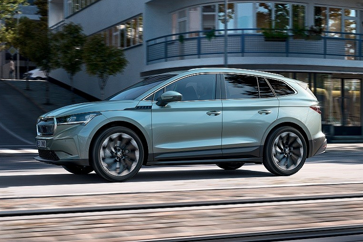 Đến năm 2025, sẽ có thêm 2 mẫu ôtô điện nữa được bán chính hãng tại Việt Nam, đó là Skoda Enyaq iV và Enyaq Coupe iV. Đây là 2 mẫu ôtô điện sẽ được thương hiệu Skoda của Cộng hòa Séc bán tại Việt Nam dưới dạng xe nhập khẩu nguyên chiếc từ châu Âu. Trong 2 mẫu xe này, Skoda Enyaq iV ra đời sớm hơn. Đồng thời, khi bán tại Việt Nam, Skoda Enyaq iV sẽ là đối thủ của VinFast VF7.