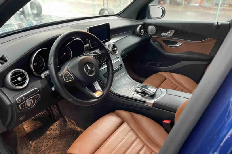 Về trang bị an toàn, Mercedes-Benz GLC 300 sở hữu hệ thống hỗ trợ phanh chủ động (CPA Plus), hệ thống hỗ trợ đỗ xe chủ động Active Parking Assist tích hợp PARKTRONIC, camera 360, hệ thống ESP Curve Dynamic Assist giúp hỗ trợ ổn định khi vào cua, hệ thống chống bó cứng phanh ABS,… .