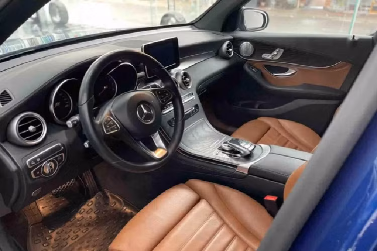 Về trang bị an toàn, Mercedes-Benz GLC 300 sở hữu hệ thống hỗ trợ phanh chủ động (CPA Plus), hệ thống hỗ trợ đỗ xe chủ động Active Parking Assist tích hợp PARKTRONIC, camera 360, hệ thống ESP Curve Dynamic Assist giúp hỗ trợ ổn định khi vào cua, hệ thống chống bó cứng phanh ABS,… .