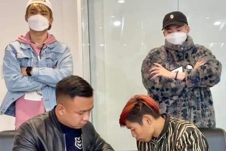 Chiếc Mercedes-Benz GLC 300 hạng sang này được hoàn thiện với nội thất màu nâu da bò cùng một loạt các trang bị nổi bật như hệ thống âm thanh vòm Burmester 590W với 13 loa, kết nối Apple Carplay và Android Auto, kính cách âm cho cửa trước, hệ thống khóa xe thông minh &amp; khởi động bằng nút bấm KEYLESS-GO, hệ thống âm thanh với đầu đọc CD, màn hình giải trí 7-inch, bộ thu sóng phát thanh, kết nối Bluetooth,… .