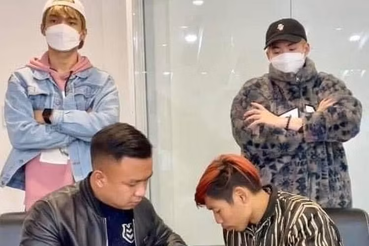 Chiếc Mercedes-Benz GLC 300 hạng sang này được hoàn thiện với nội thất màu nâu da bò cùng một loạt các trang bị nổi bật như hệ thống âm thanh vòm Burmester 590W với 13 loa, kết nối Apple Carplay và Android Auto, kính cách âm cho cửa trước, hệ thống khóa xe thông minh &amp; khởi động bằng nút bấm KEYLESS-GO, hệ thống âm thanh với đầu đọc CD, màn hình giải trí 7-inch, bộ thu sóng phát thanh, kết nối Bluetooth,… .