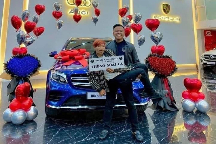 Được biết chiếc xe này được Thông Soái Ca mua tại một showroom chuyên bán xe sang lướt tại Hà Nội và có giá là 1,759 tỷ đồng. Chiếc Mercedes-Benz GLC 300 của Thông Soái Ca được hoàn thiện trong lớp sơn ngoại thất màu xanh Briliant. Ở phiên bản này, xe vẫn phần lưới tản nhiệt vẫn được bố trí dạng 2 thanh ngang mạ chrome. Đảm nhận vai trò chiếu sáng là cụm đèn pha công nghệ LED thông minh. Xe được trang bị bộ mâm 5 chấu kép, kích thước 19 inch nguyên bản.