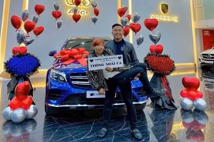 Được biết chiếc xe này được Thông Soái Ca mua tại một showroom chuyên bán xe sang lướt tại Hà Nội và có giá là 1,759 tỷ đồng. Chiếc Mercedes-Benz GLC 300 của Thông Soái Ca được hoàn thiện trong lớp sơn ngoại thất màu xanh Briliant. Ở phiên bản này, xe vẫn phần lưới tản nhiệt vẫn được bố trí dạng 2 thanh ngang mạ chrome. Đảm nhận vai trò chiếu sáng là cụm đèn pha công nghệ LED thông minh. Xe được trang bị bộ mâm 5 chấu kép, kích thước 19 inch nguyên bản.