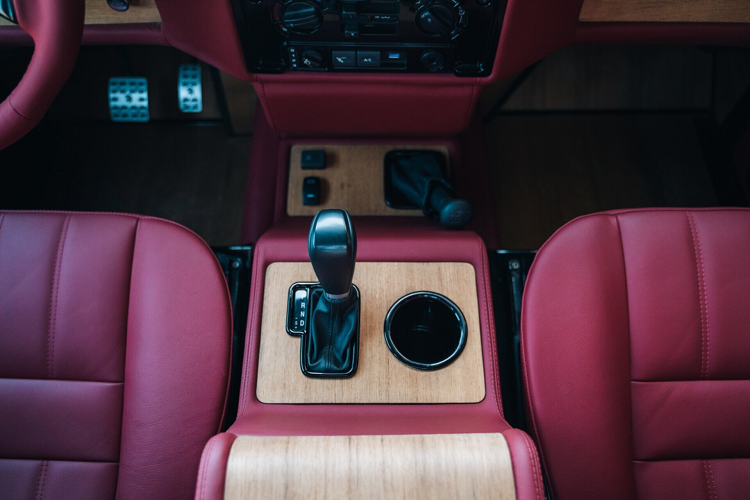 Kết hợp với động cơ V8 này là hộp số tự động sáu cấp.