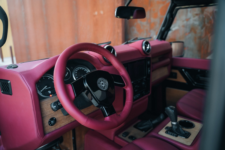 Hệ thống phanh cũng được đại tu hoàn toàn với cùm phanh mới 6 piston. Bên trong xe là một không gian hoàn toàn trái ngược với bề ngoài.