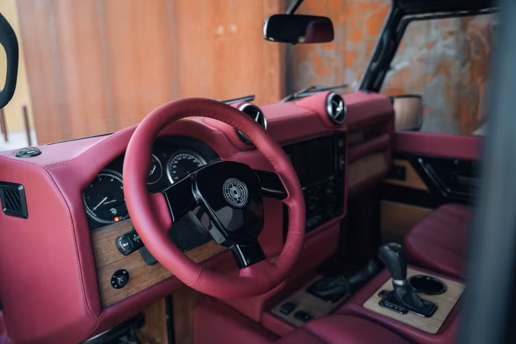 Hệ thống phanh cũng được đại tu hoàn toàn với cùm phanh mới 6 piston. Bên trong xe là một không gian hoàn toàn trái ngược với bề ngoài.