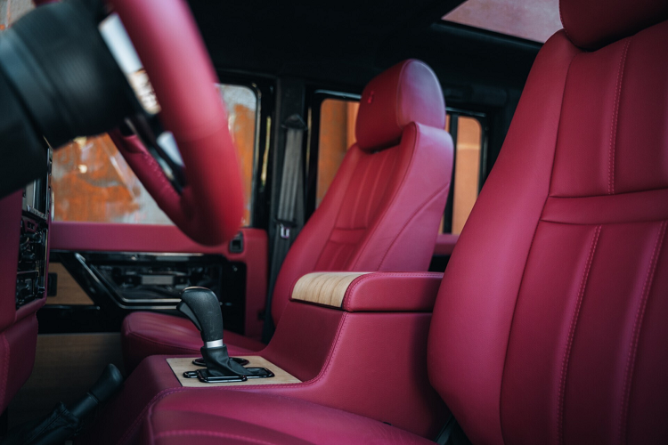 Hệ thống treo của Land Rover Defender offroad mới này cũng được tăng hành trình lên 35 mm. Theo Ares Design, động cơ 4 xy-lanh nguyên bản đã được thay mới bằng loại V8 hút khí tự nhiên, dung tích 5.3 lít sản sinh công suất 355 mã lực và mô-men xoắn 519 Nm.