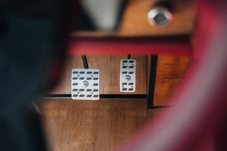 Bàn đạp phanh và ga được khắc biểu tượng của Ares Design.